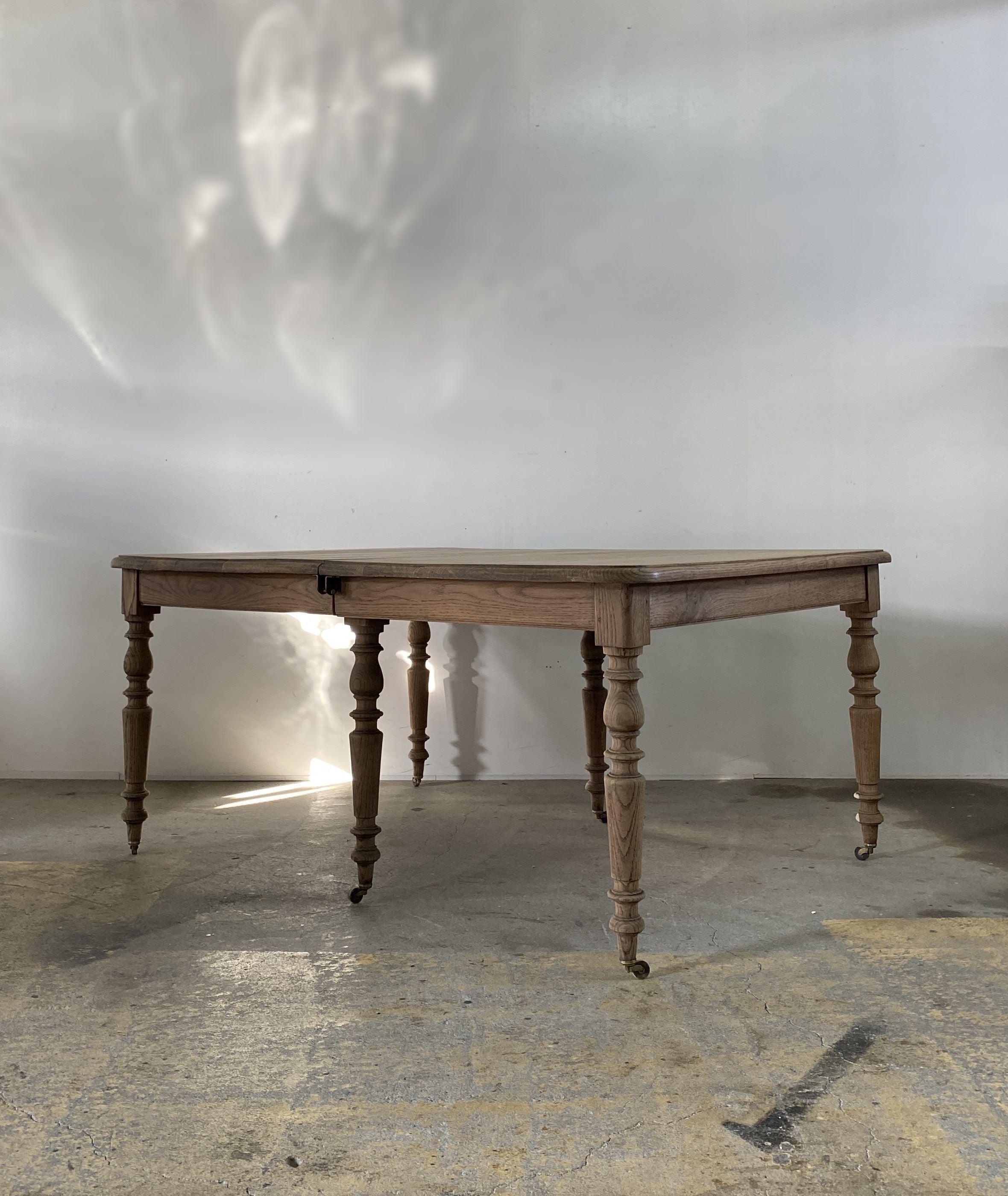 French oak Table – Round trip Antiques