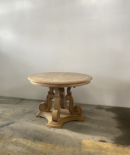 Round oak Table
