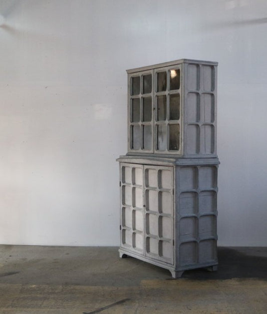 17c Gusutabian Antique Cabinet