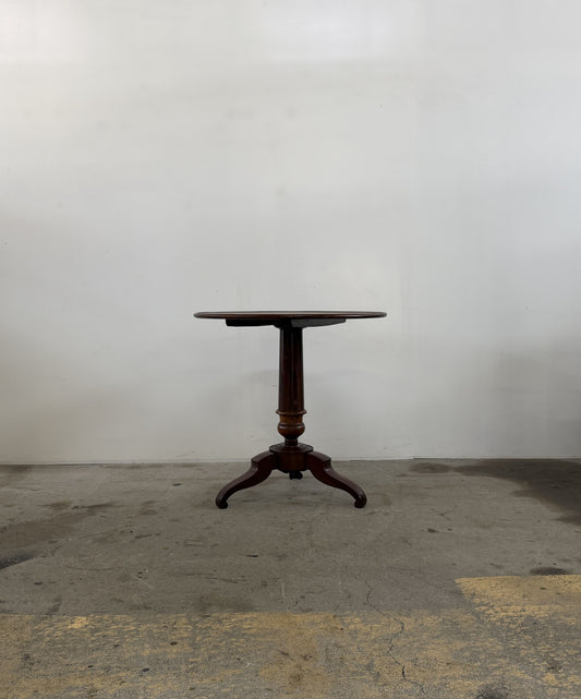 TiltーTop Tripod Table