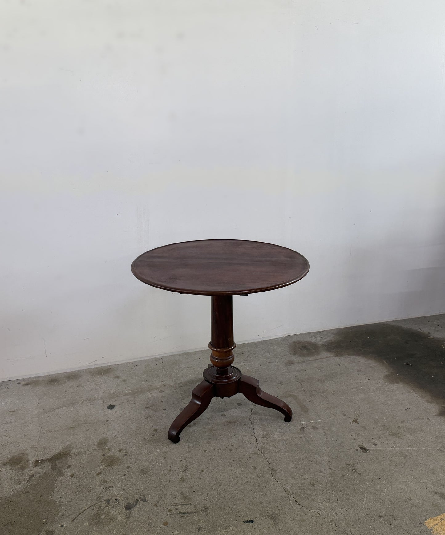 TiltｰTop Tripod Table