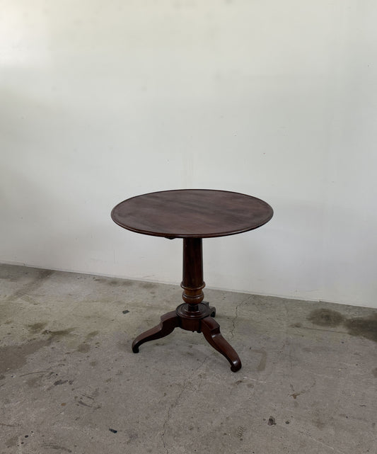 TiltーTop Tripod Table