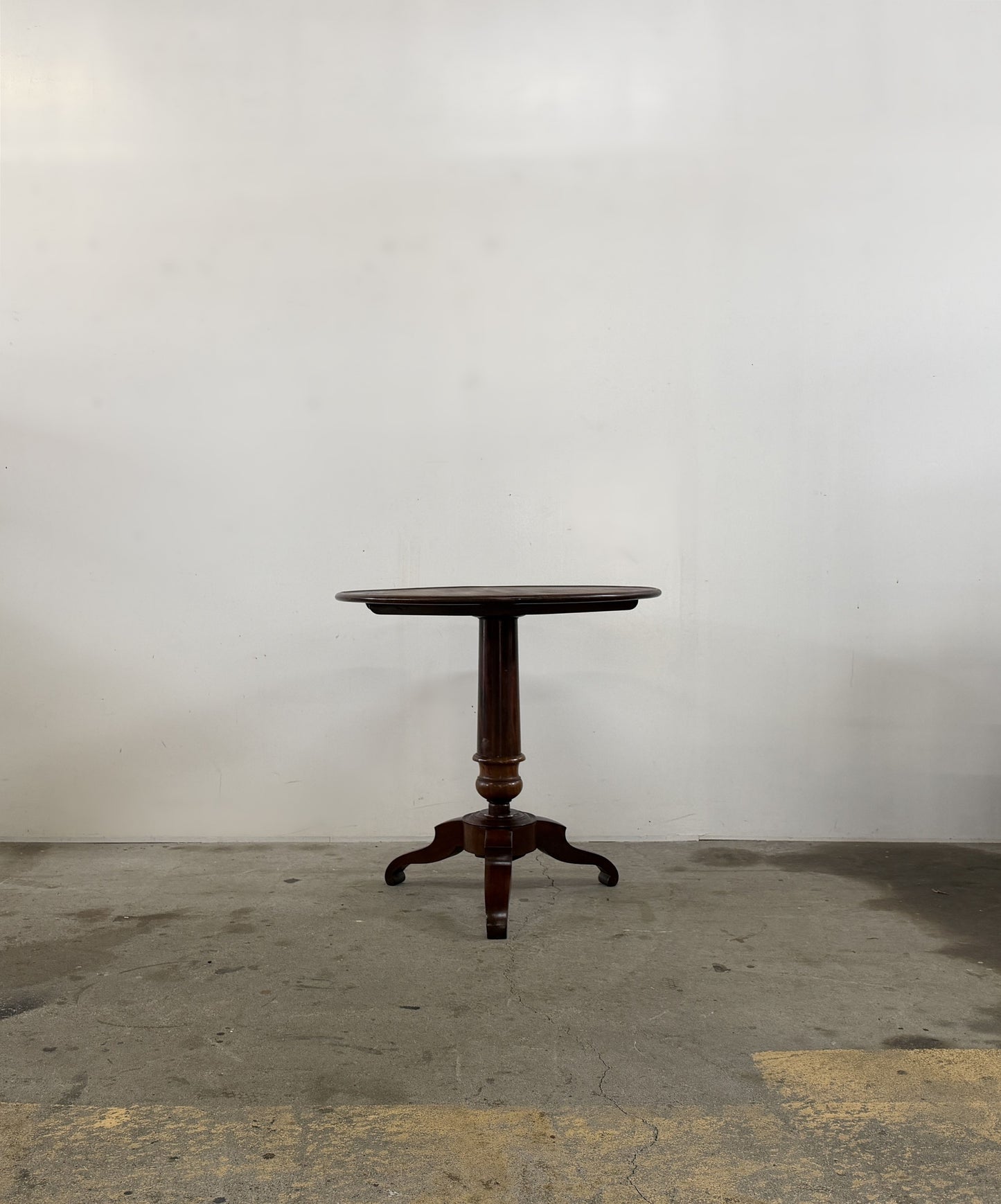 TiltｰTop Tripod Table