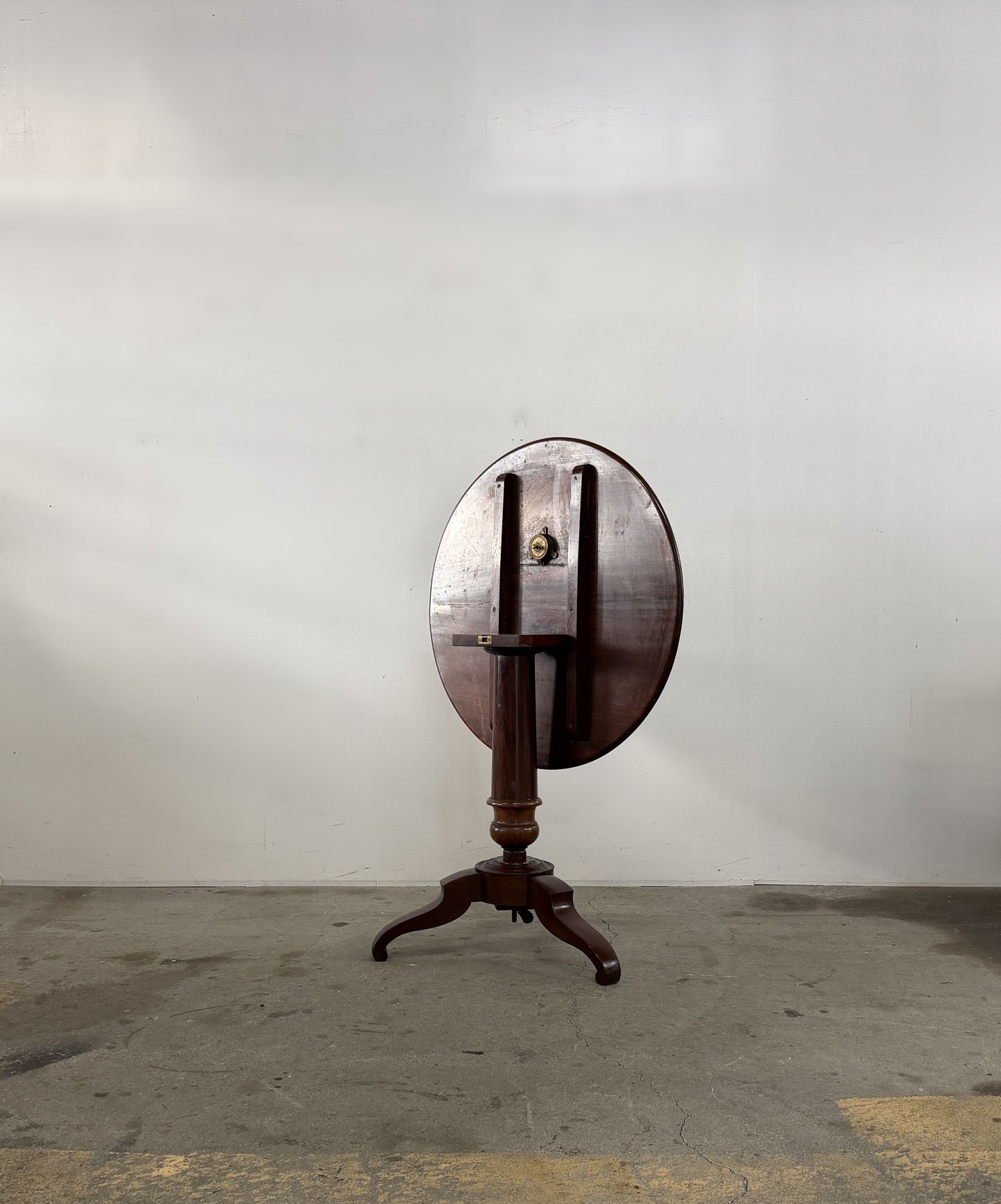 TiltｰTop Tripod Table