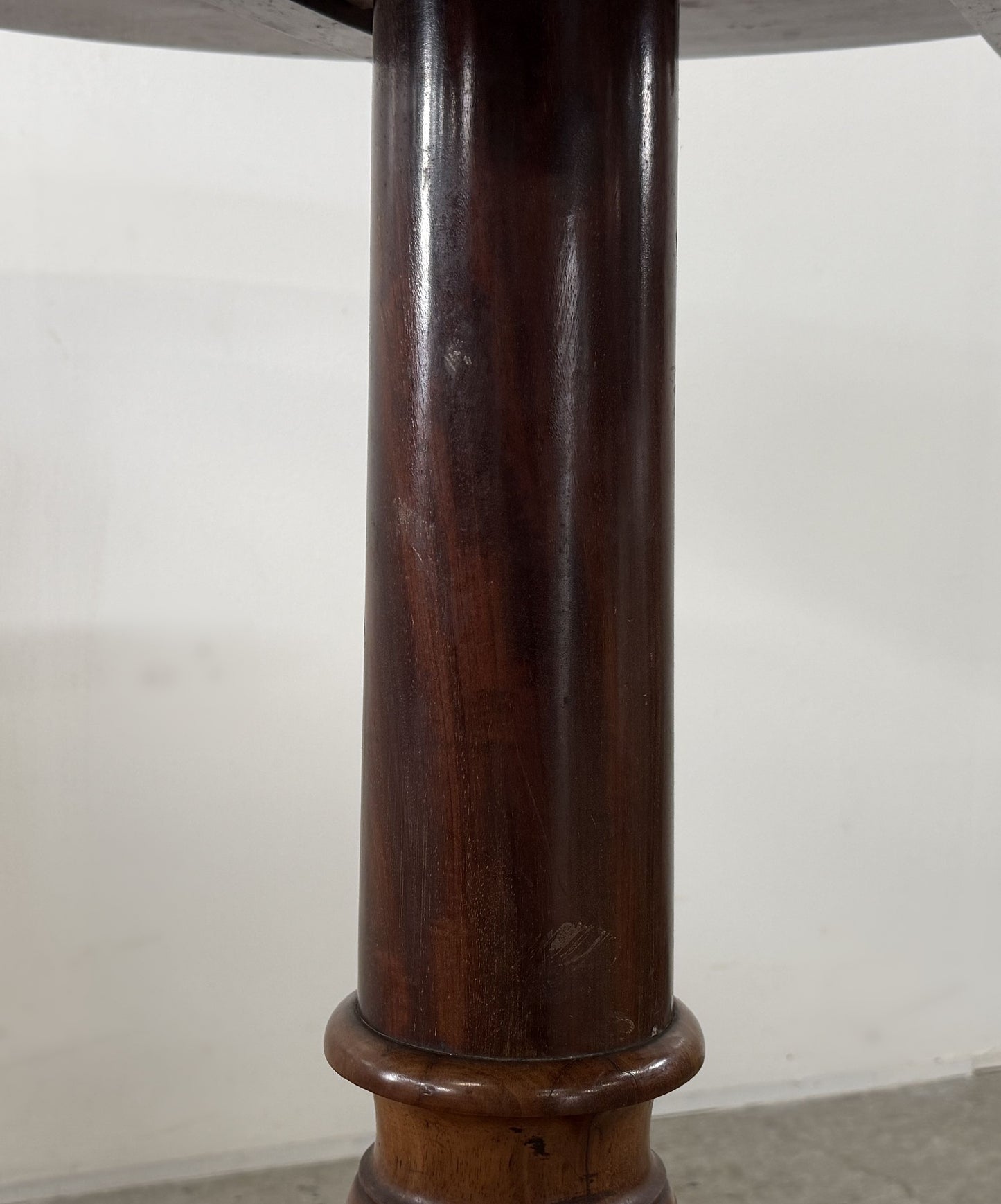 TiltｰTop Tripod Table