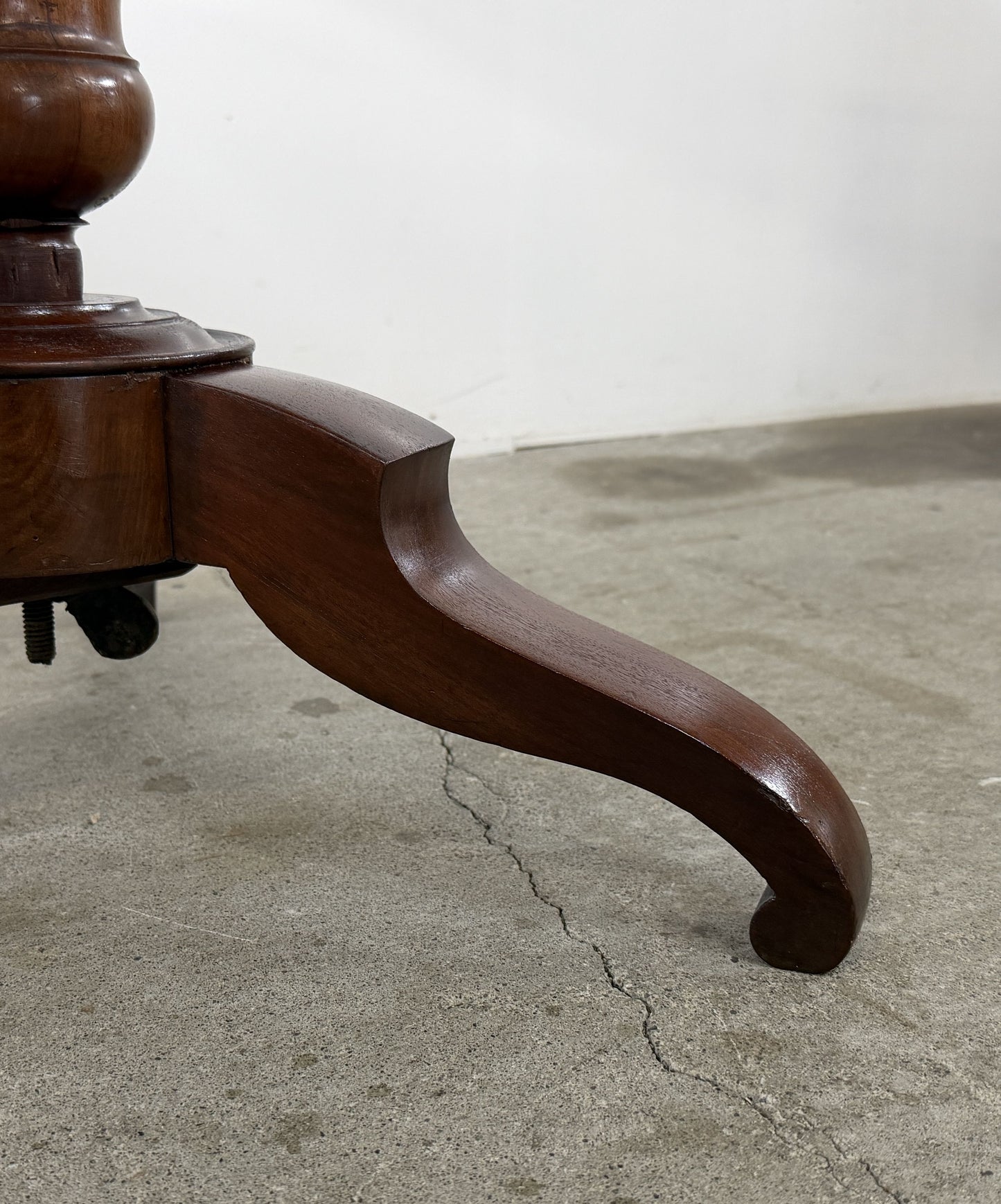 TiltｰTop Tripod Table