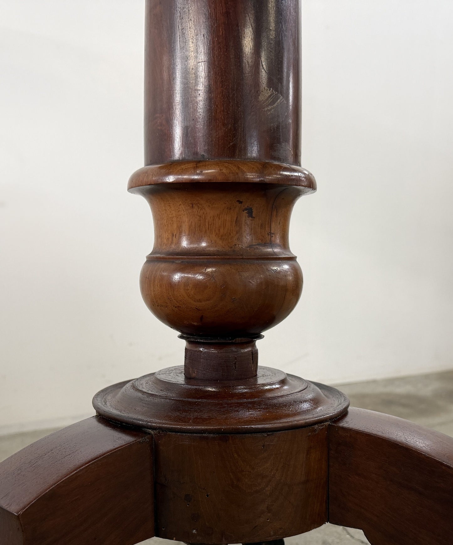 TiltｰTop Tripod Table