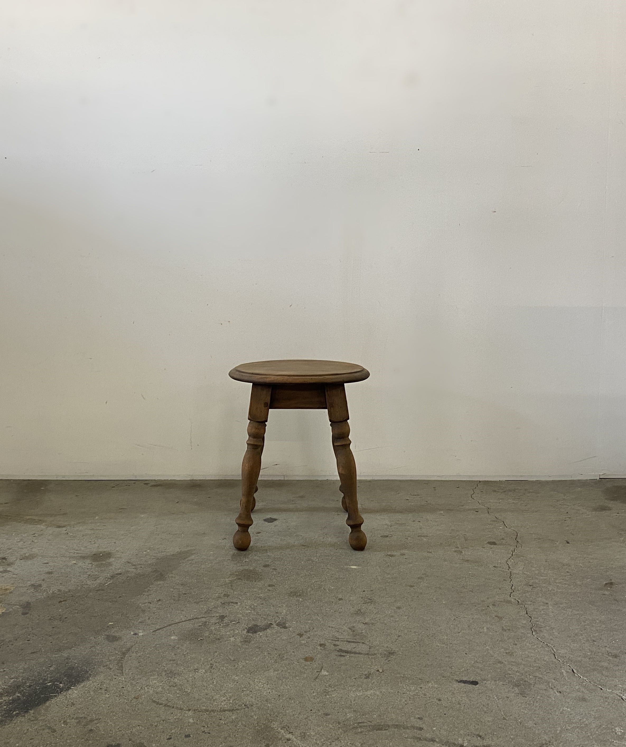 Rt Stool Stool – Round trip Antiques