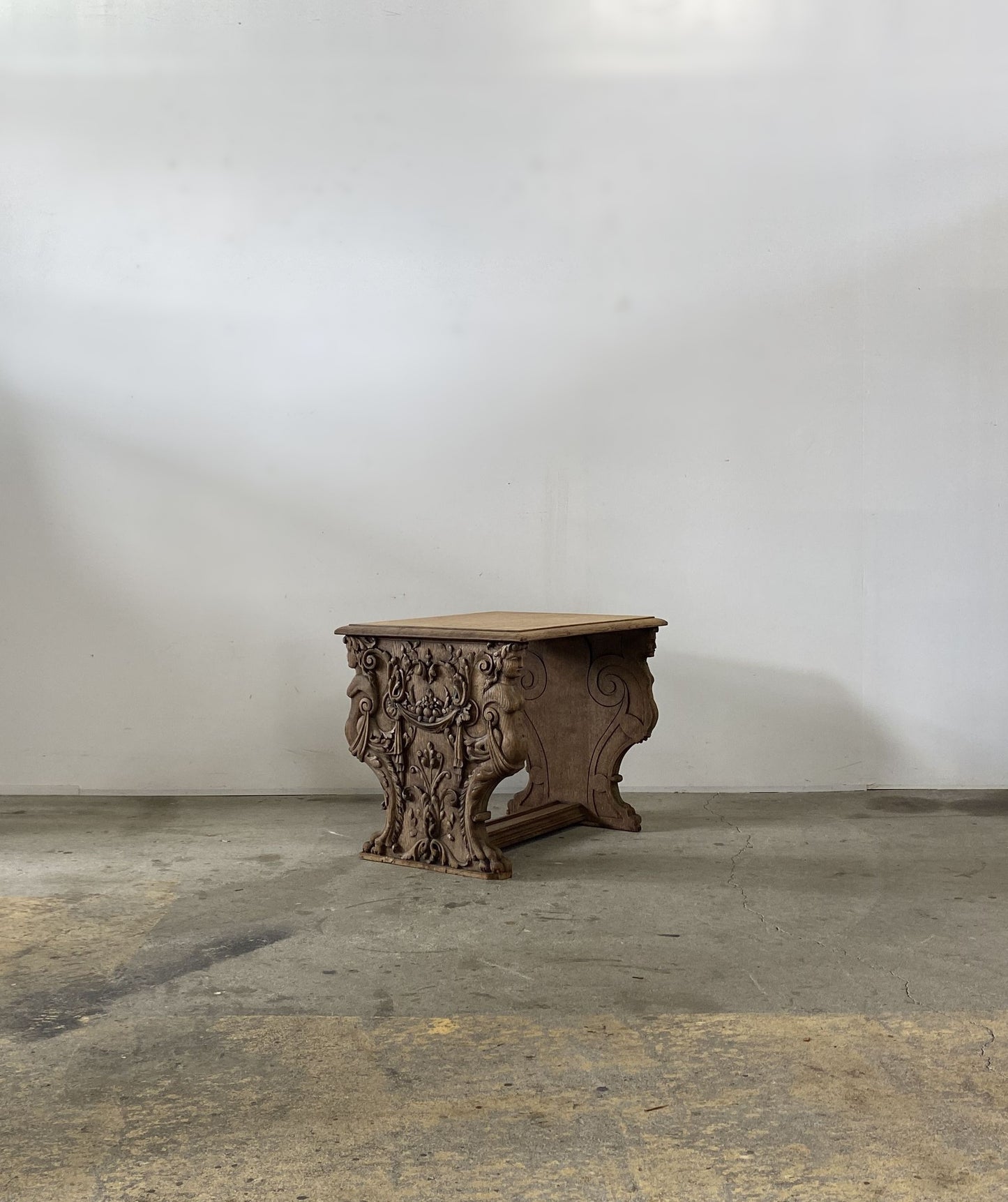 RENAISSANCE サイドテーブル Renaissance Style Side Table – Round trip Antiques