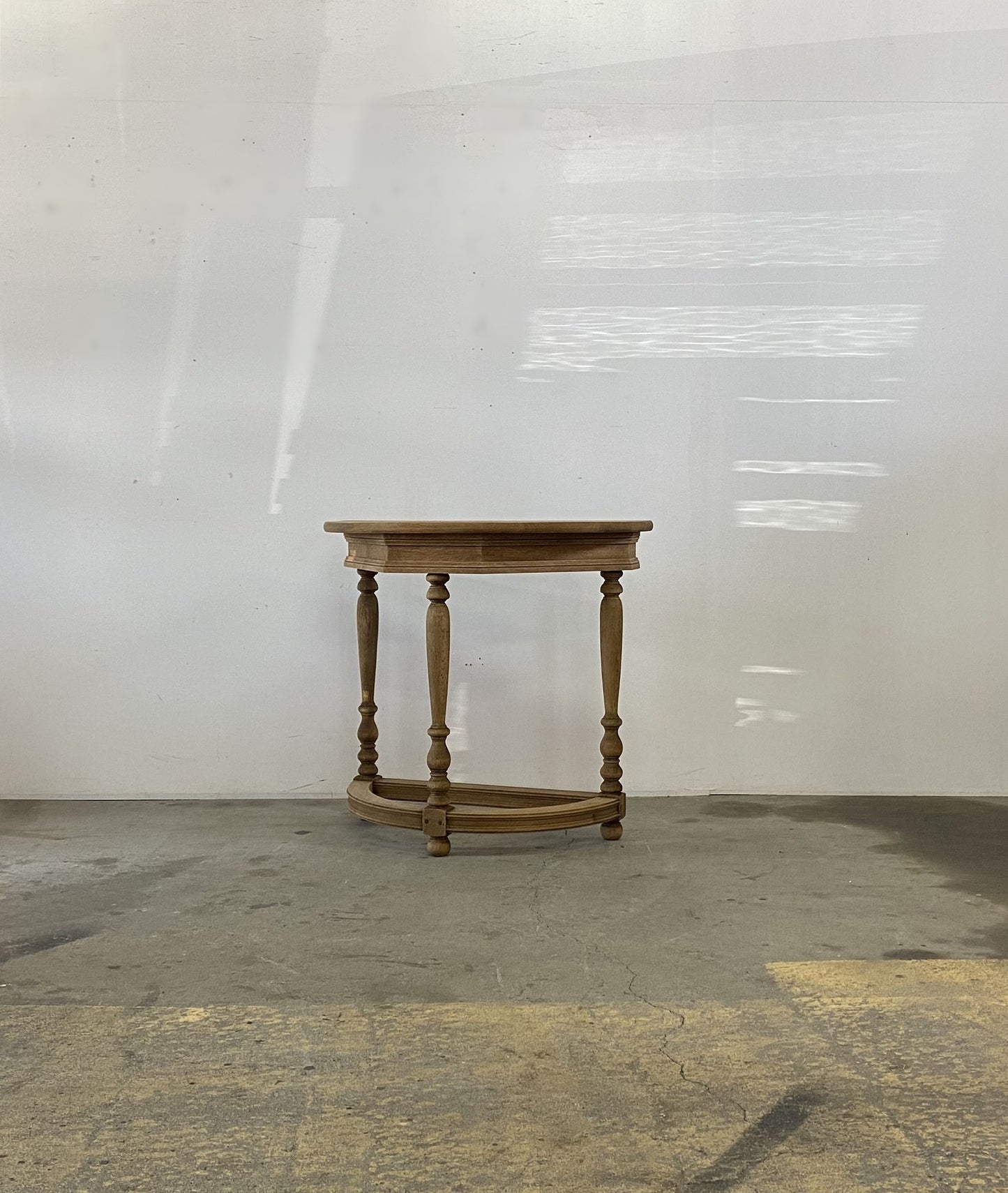 Consuler Table Rounded Console Table – Round trip Antiques