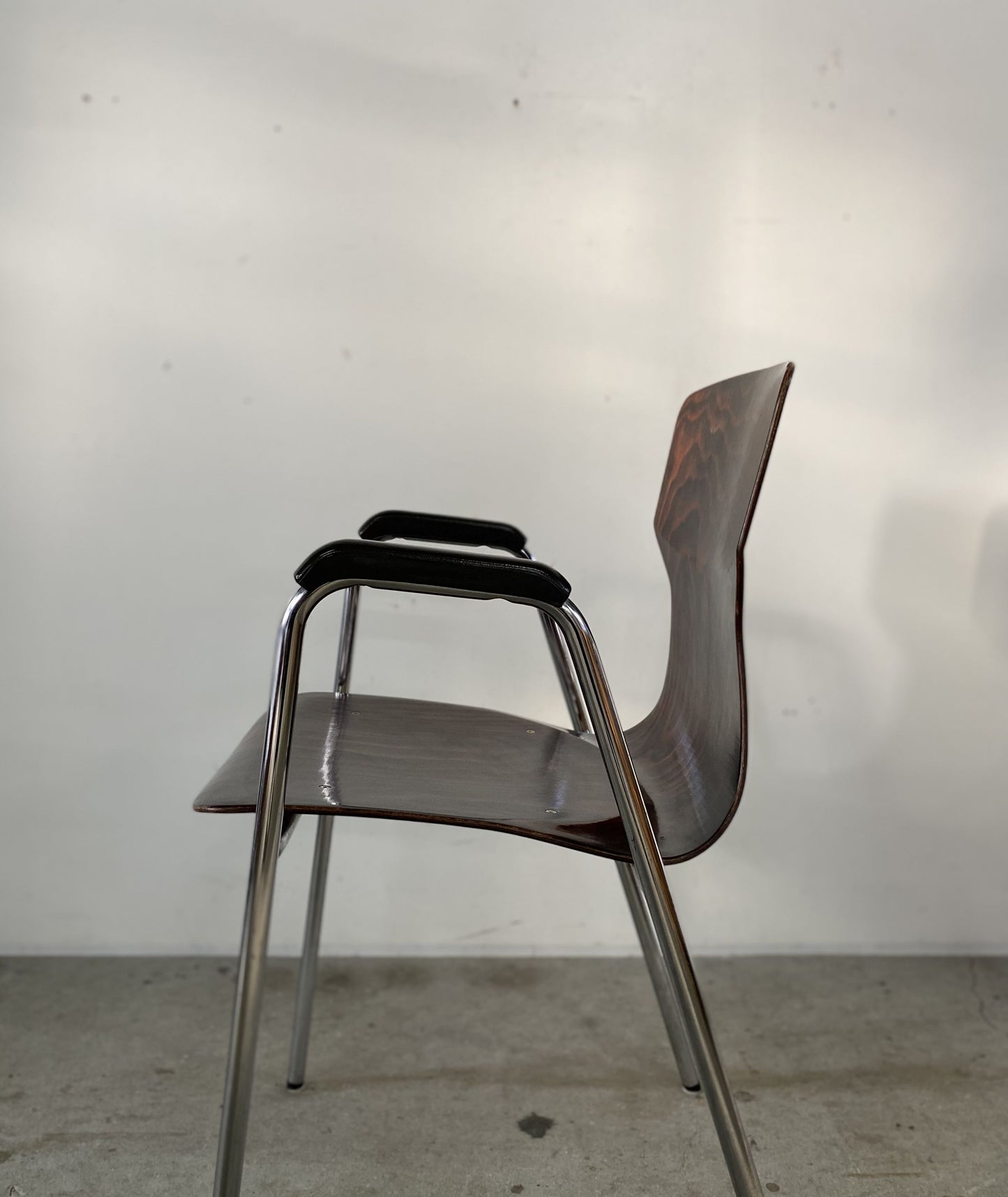 ”eromes” Stacking Arm Chair