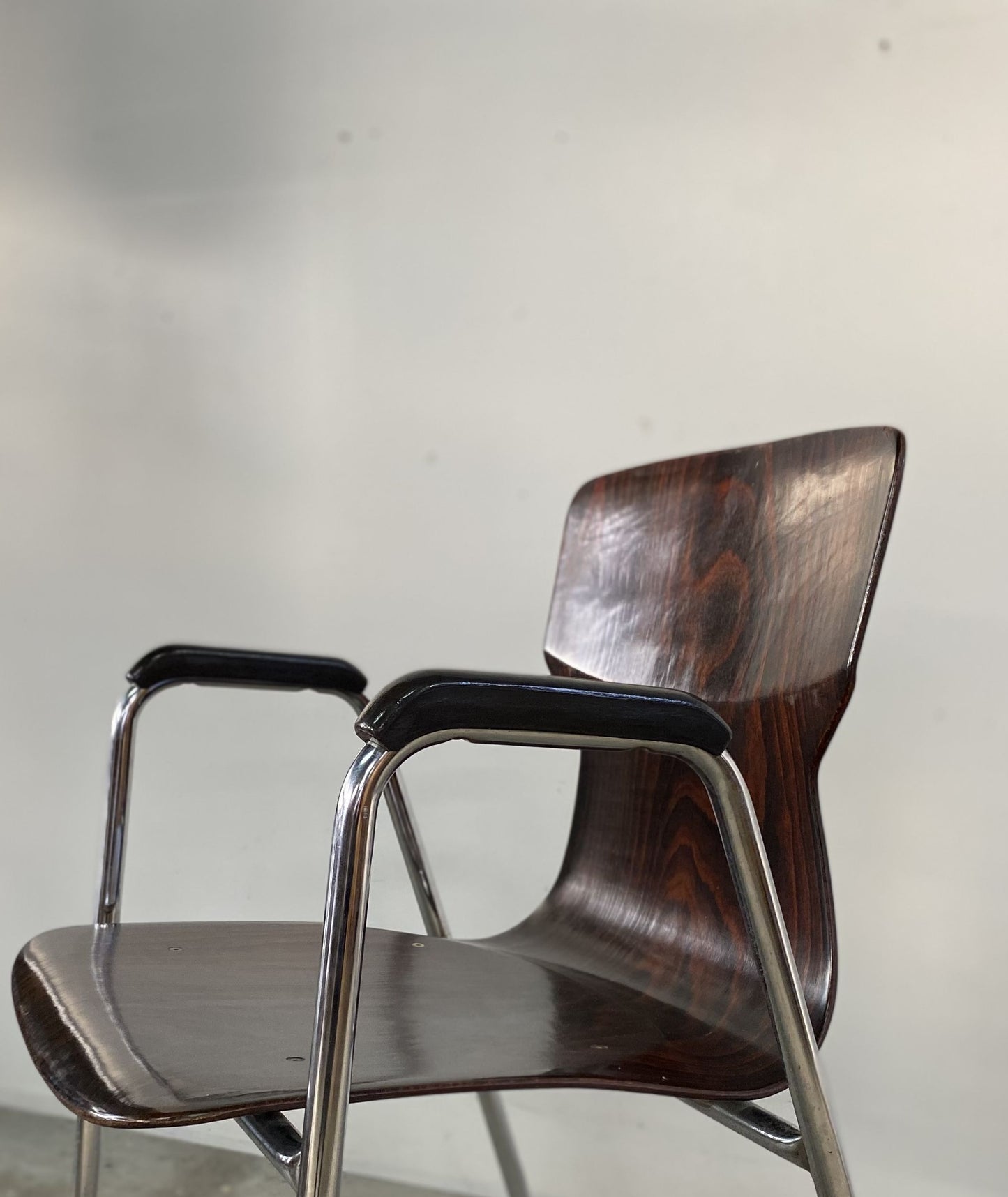 ”eromes” Stacking Arm Chair