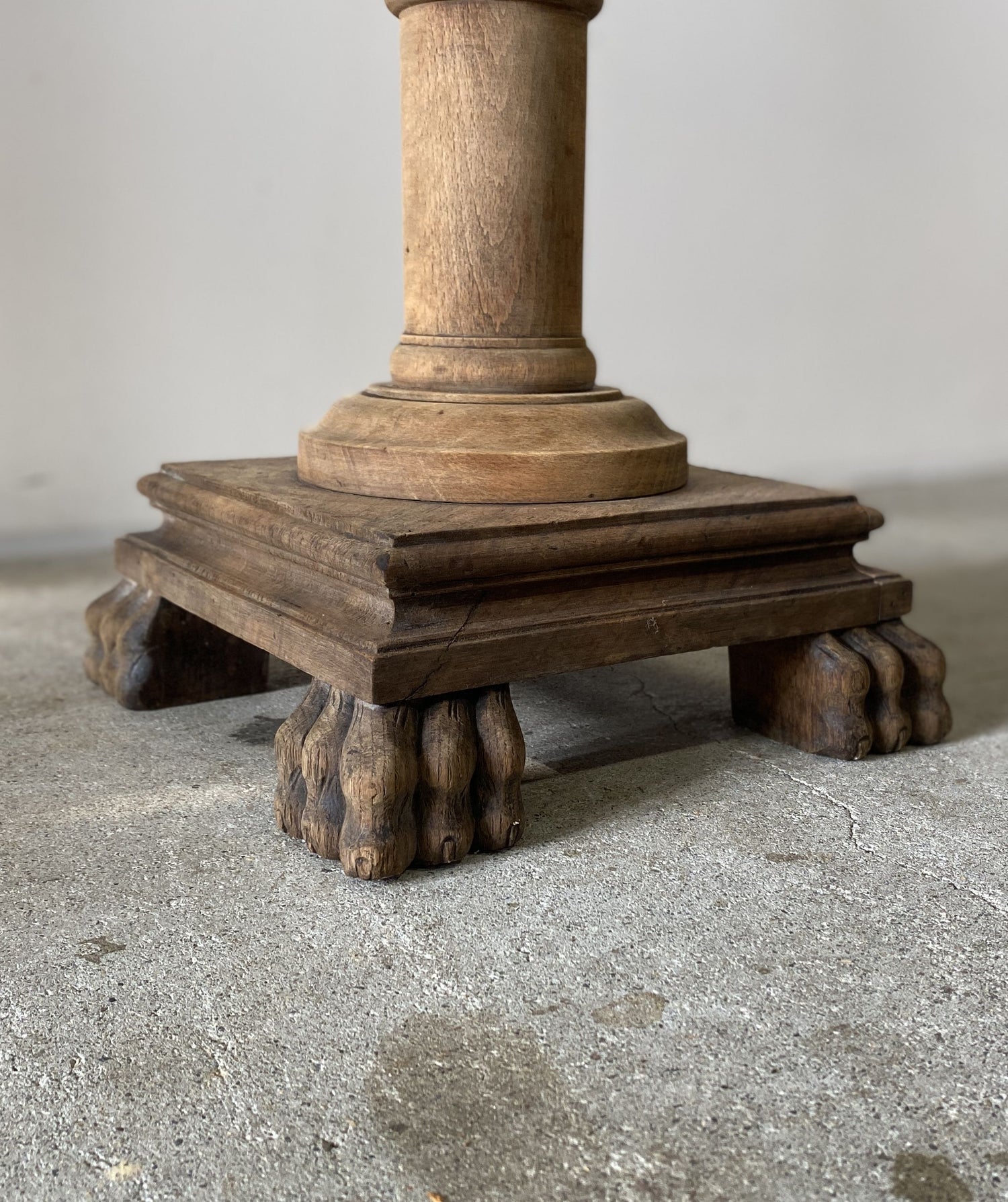 Display Stand – Round trip Antiques