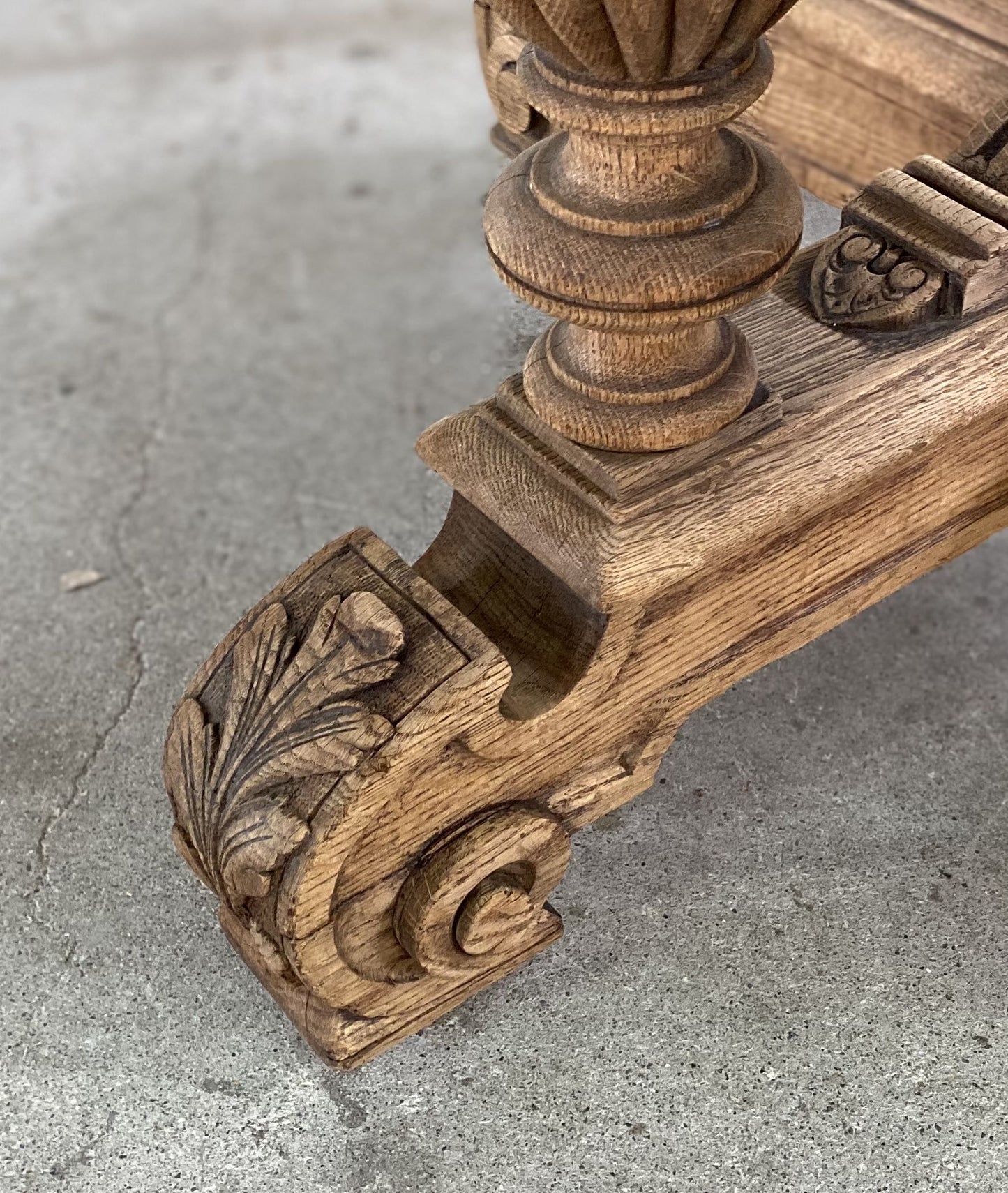 Round Oak Table