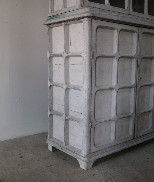 17c Gusutabian Antique Cabinet