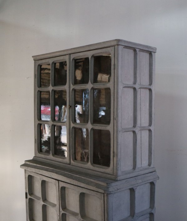 17c Gusutabian Antique Cabinet
