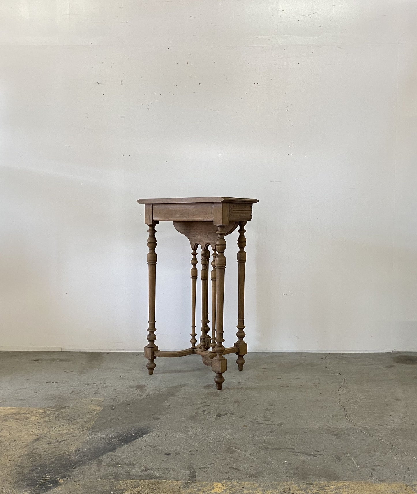 Consuler Table Rounded Console table – Round trip Antiques