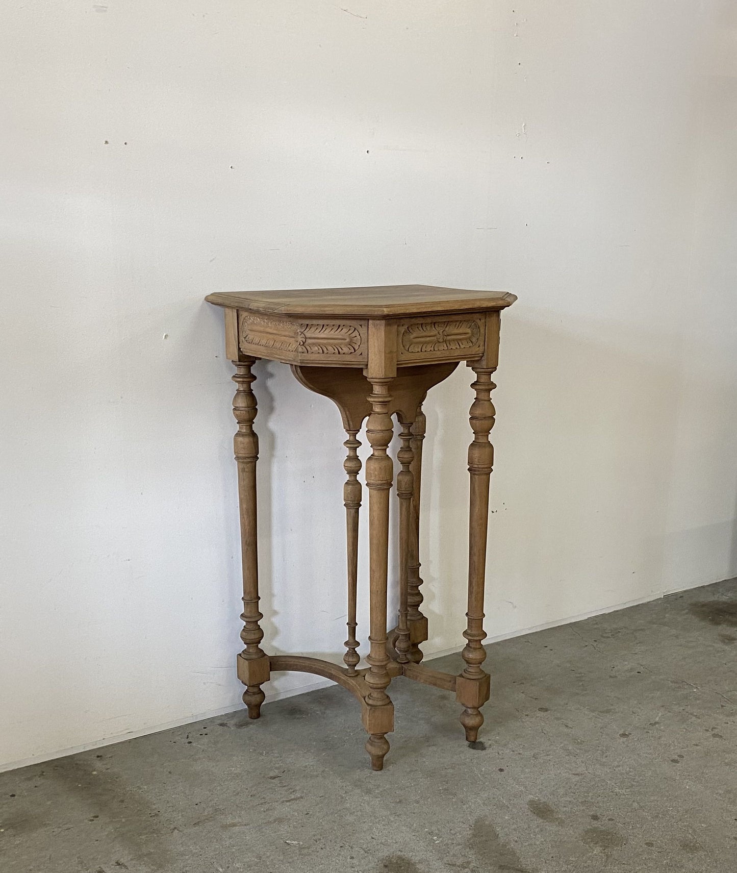 Consuler Table Rounded Console table – Round trip Antiques